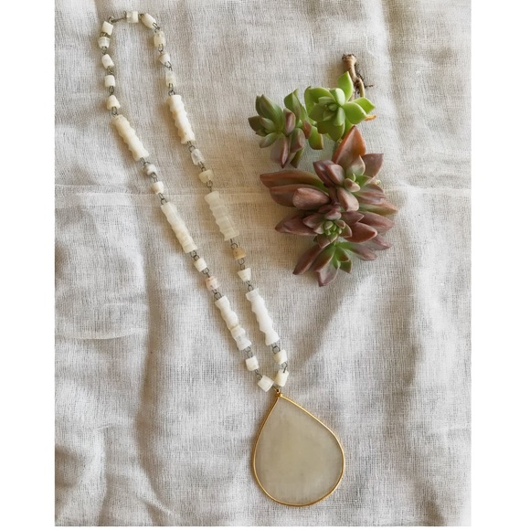 Jewelry - Vintage Shell Pendant Necklace